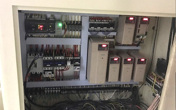 Applicazione del VFD dell'azionamento CA serie AC310 nella macchina da taglio per asciugamani di carta